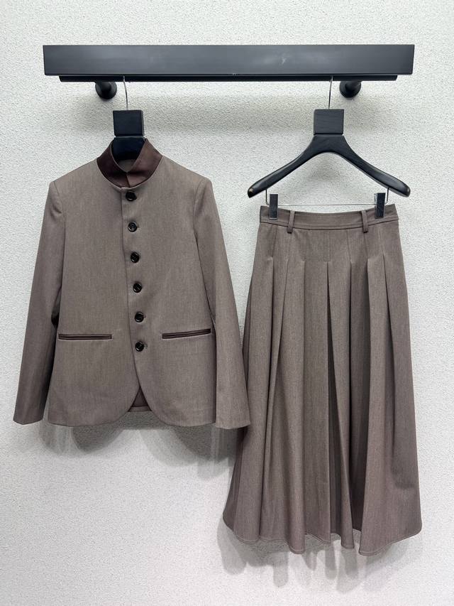 Lp* Suit jacket and pleated skirt are worn separately. Smart, neat and fashionab