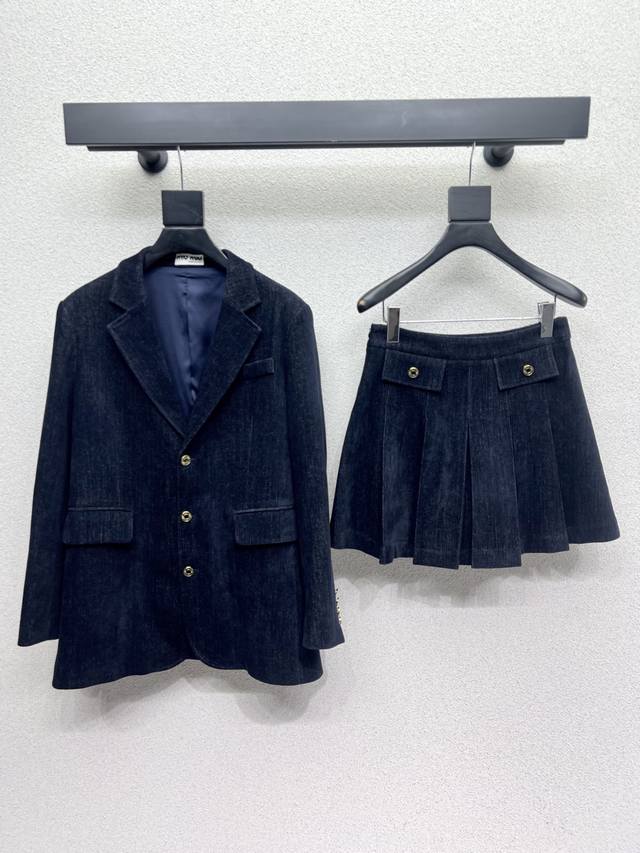 Miu's corduroy suit is fashionable and practical, very versatile, neat and styl