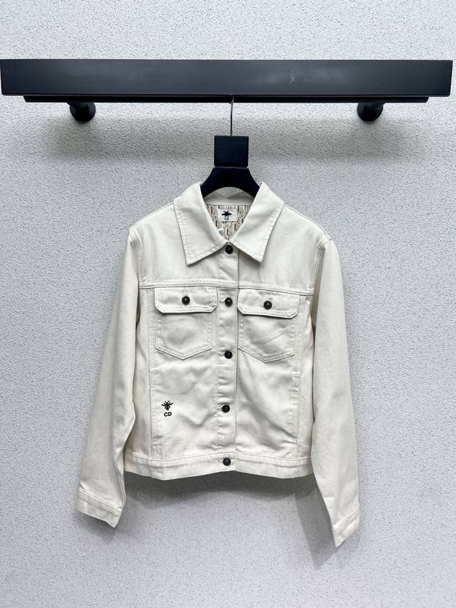 D's bee denim jacket is a hot-selling item in the store. The apricot color is cl