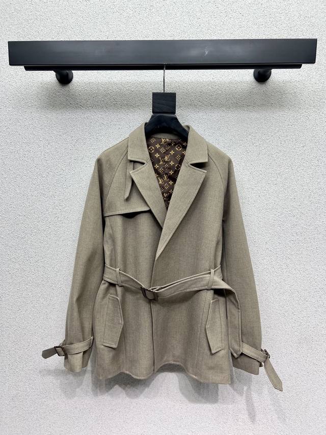 L's khaki British-style casual jacket is a classic, age-defying piece with a del