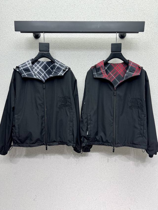 Burberry's double-sided plaid jacket is classic and stylish, with a natural aura