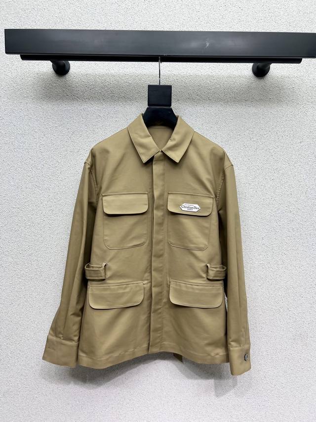 D's khaki casual jacket is a classic, age-reducing piece with a delicate, soft t