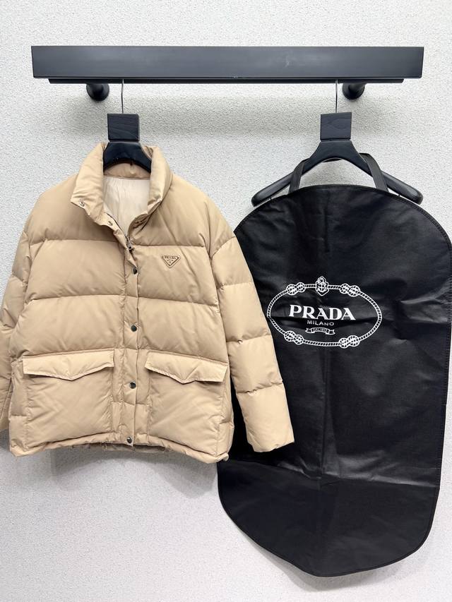 p's khaki down jacket has a full warmth retention effect. This regular down jack