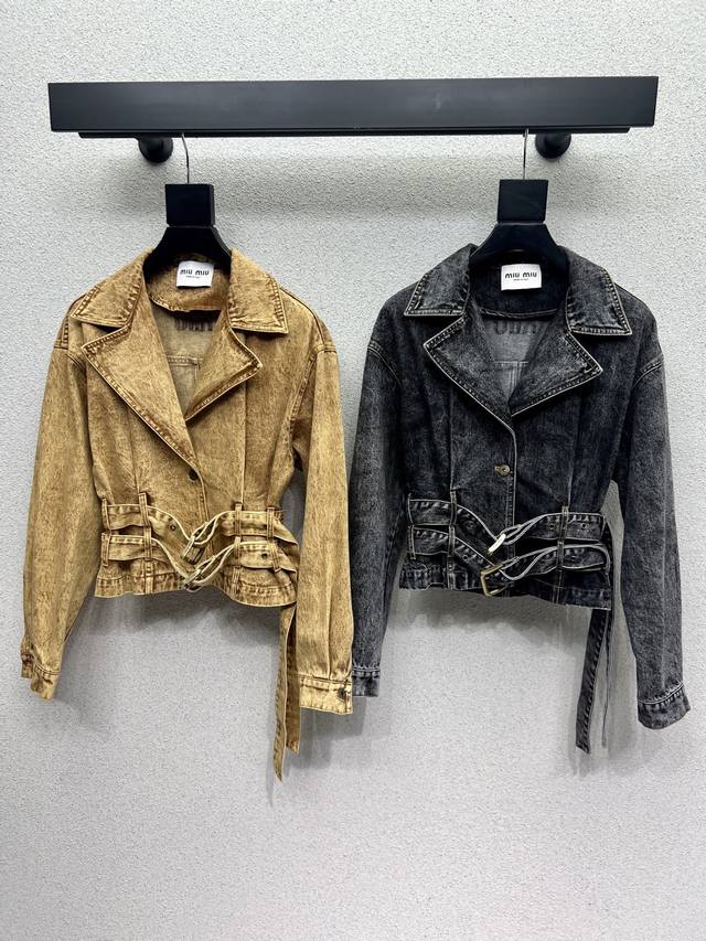 Miu's retro denim jacket makes everyone look super young and fashionable. Made