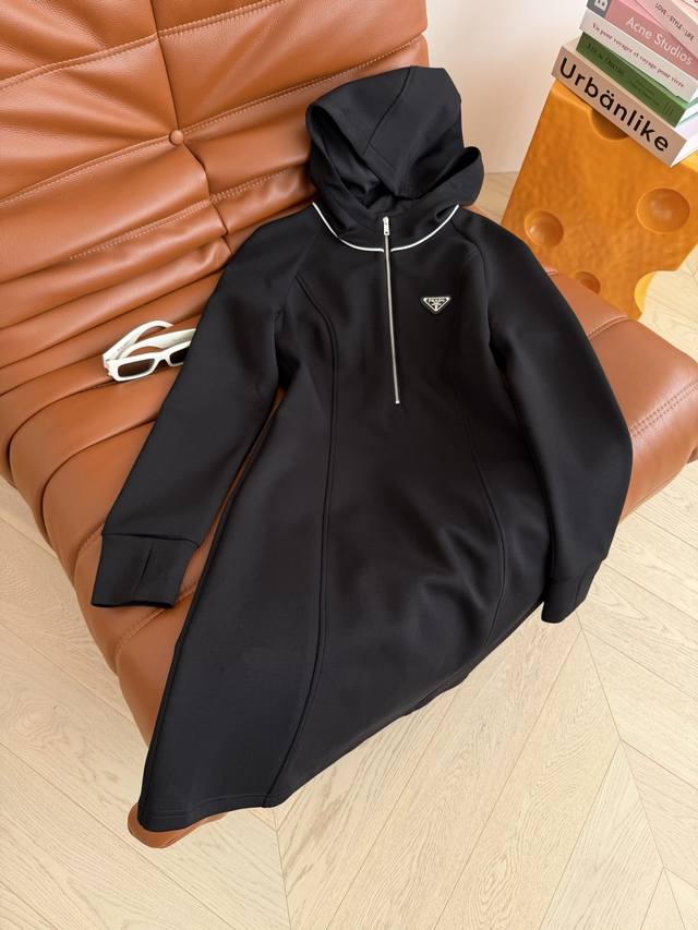 25Autumn and winter triangle label half zipper design hooded black dress is clas
