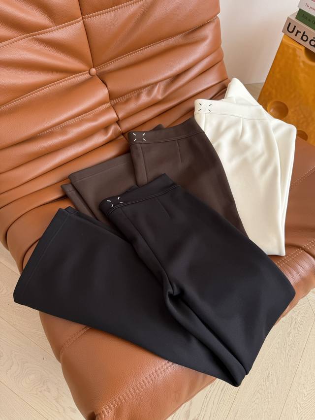 Legs 2.0 flared pants with back embroidered logo. High-waisted, long-legged fun