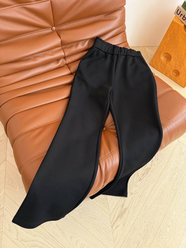 The King's Flared Pants 25 new style with a triangle logo on the back. The black