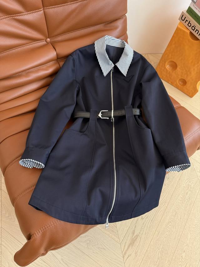 25 Autumn/Winter navy blue zipper dress with triangle logo design. This trench c