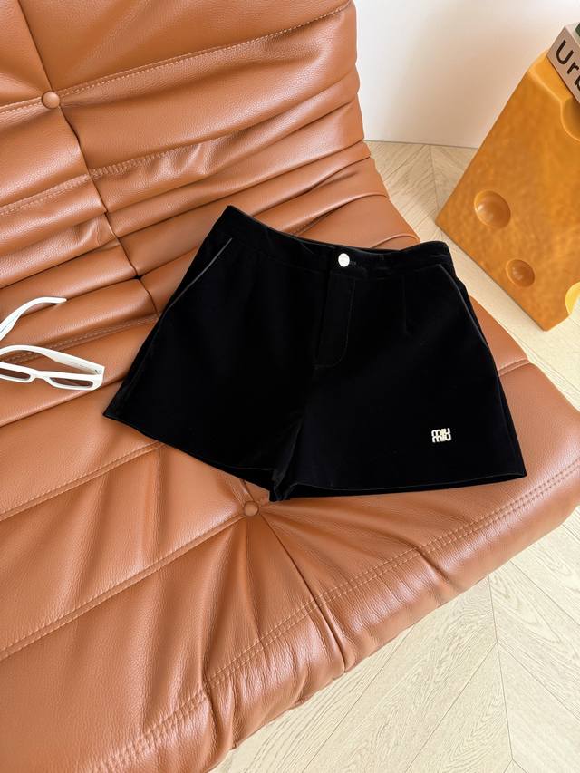 Versatile and stylish, these velvet shorts with rhinestone letters and small met
