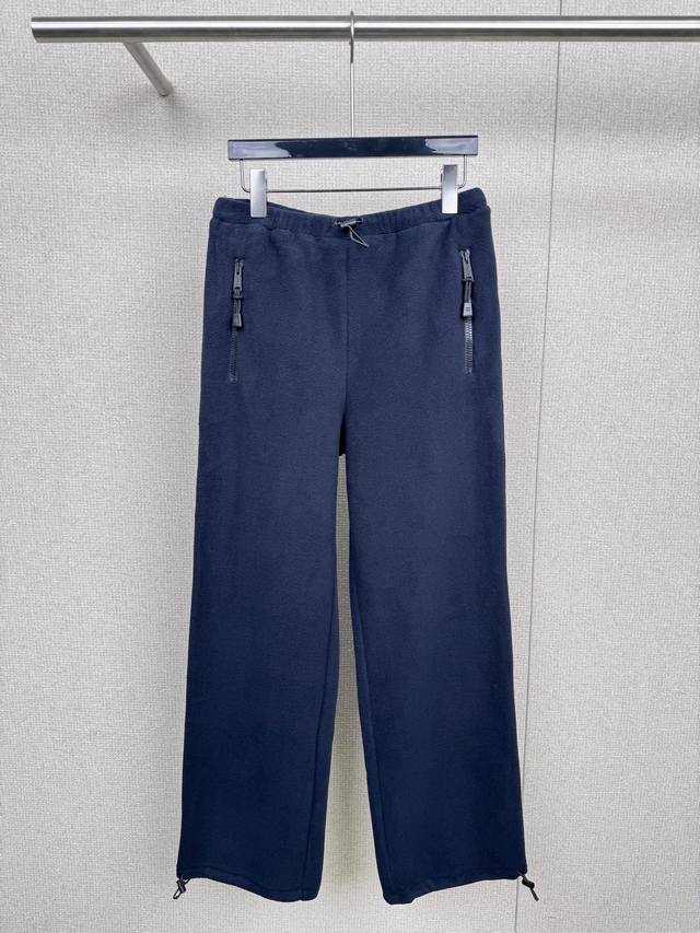 Miumiu's new 2025 autumn versatile fleece drawstring sports pants. As someone wh