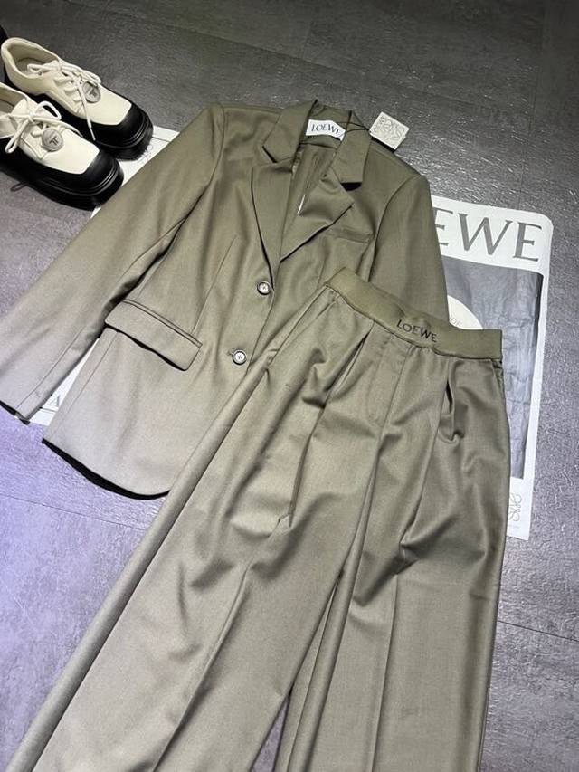 Loew**Loewe wool pants are out, a set of upper body looks better, super invincib