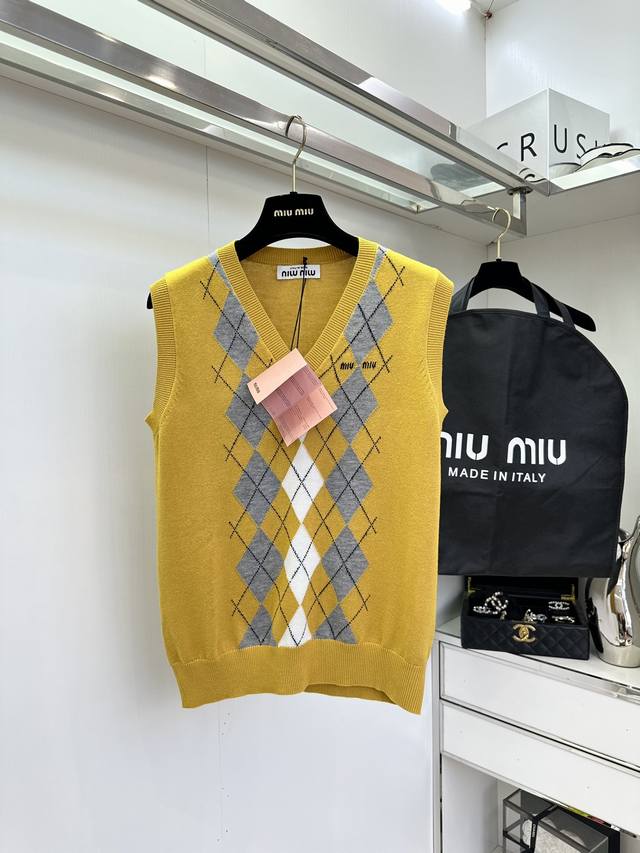 25 F Miaojia always brings different surprises to people. A knitted vest can als