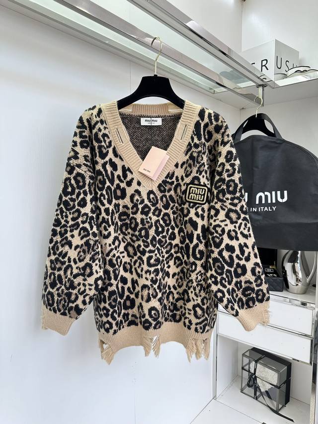 25 W My Miu girls, the lazy style you want is here. This leopard dot pattern V-n