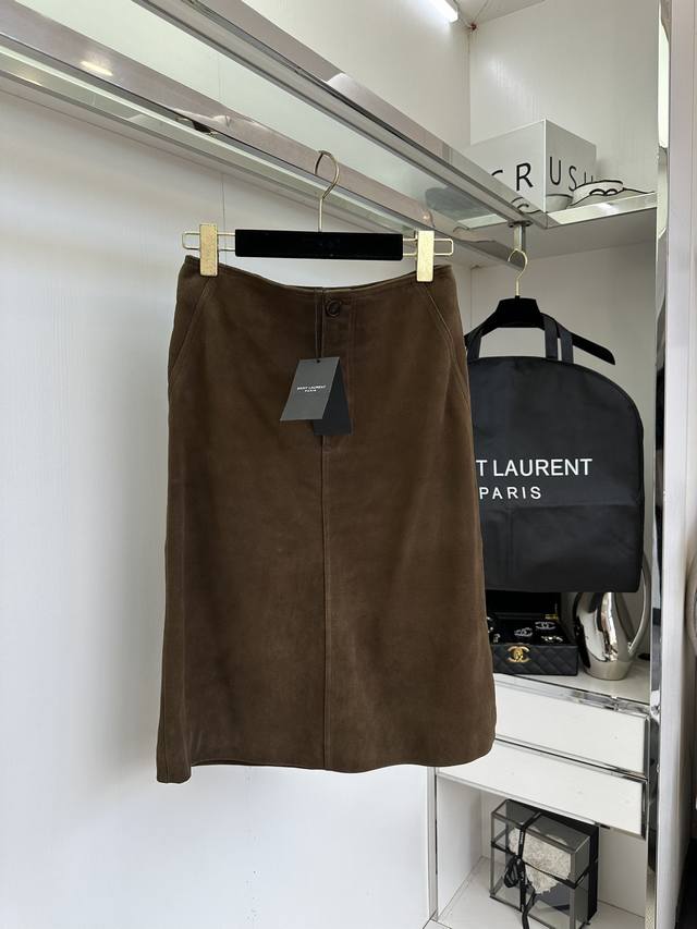 25 D It's no exaggeration to say that this is a long-lasting outfit item for the