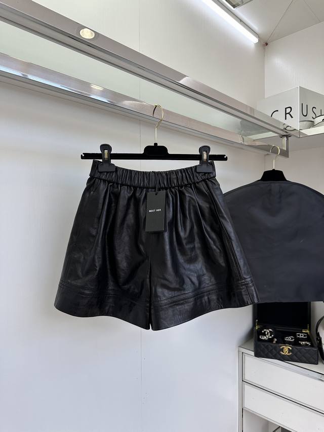 25 D Hey girls, the fashion world has a new favorite! It's these super cool elas
