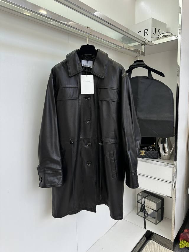 25 F Lun A leather trench coat is truly worth its weight in gold. This waist-hug