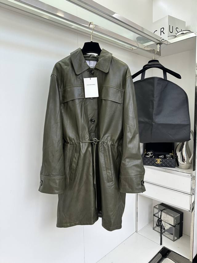 25 F Lun A leather trench coat is truly worth its weight in gold. This waist-hug