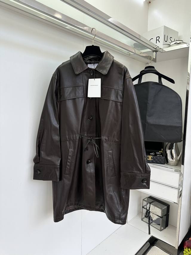 25 F Lun A leather trench coat is truly worth its weight in gold. This waist-hug