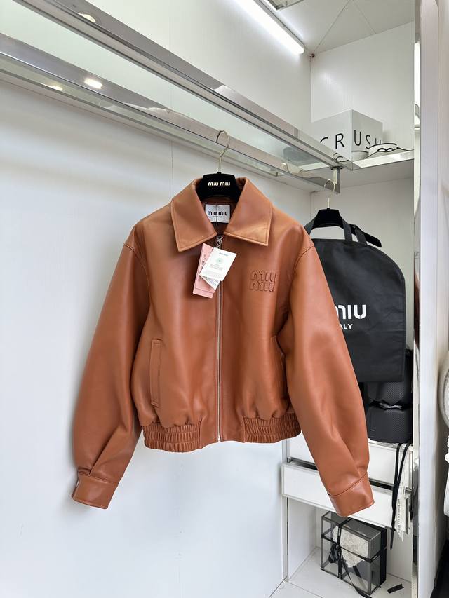 25S Miu Miu's new imported sheepskin leather jacket. This baseball-style casual