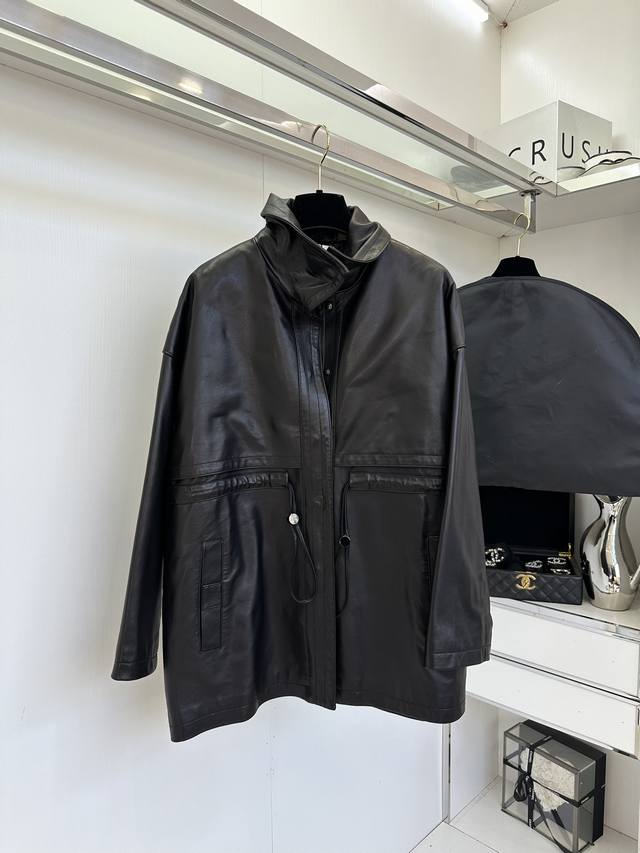 25 F Lun A leather trench coat is truly worth its weight in gold. This waist-hug