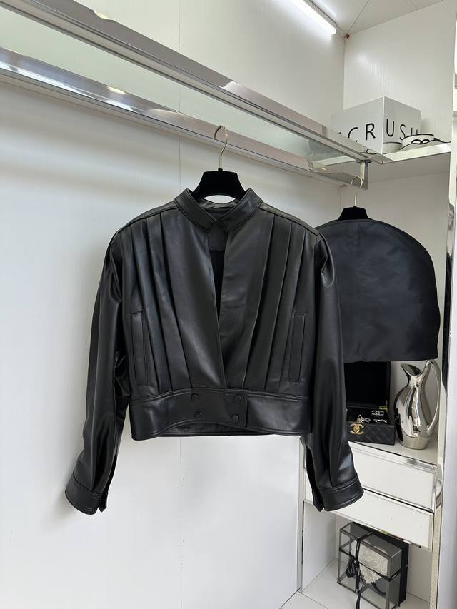 25 F A very handsome leather jacket. The whole jacket is made of imported sheeps