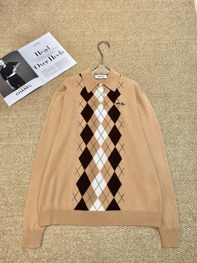 Miumiu's new knitted sweater, gentle milk apricot color with a soft light filter