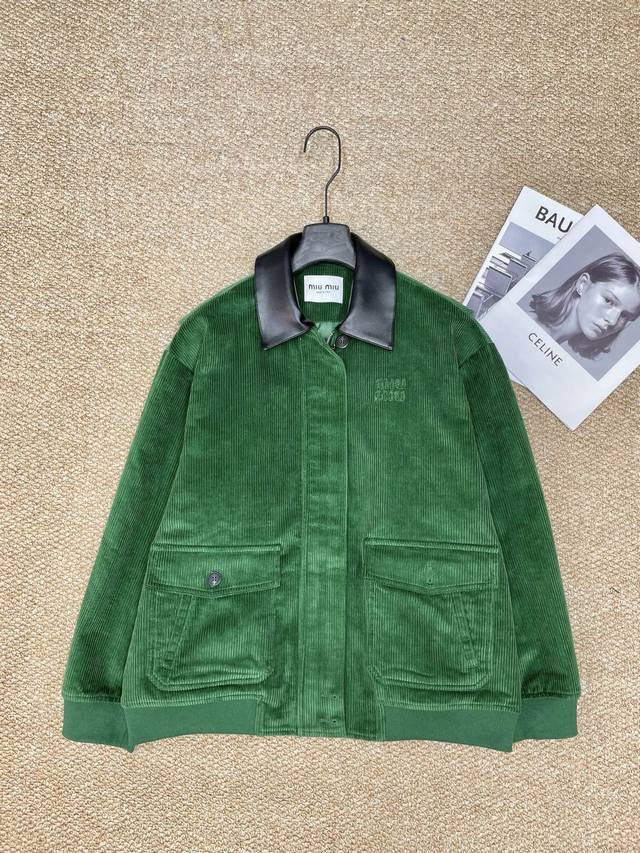 Miumiu's new jacket, this work jacket is amazing! The multi-pocket design is pra