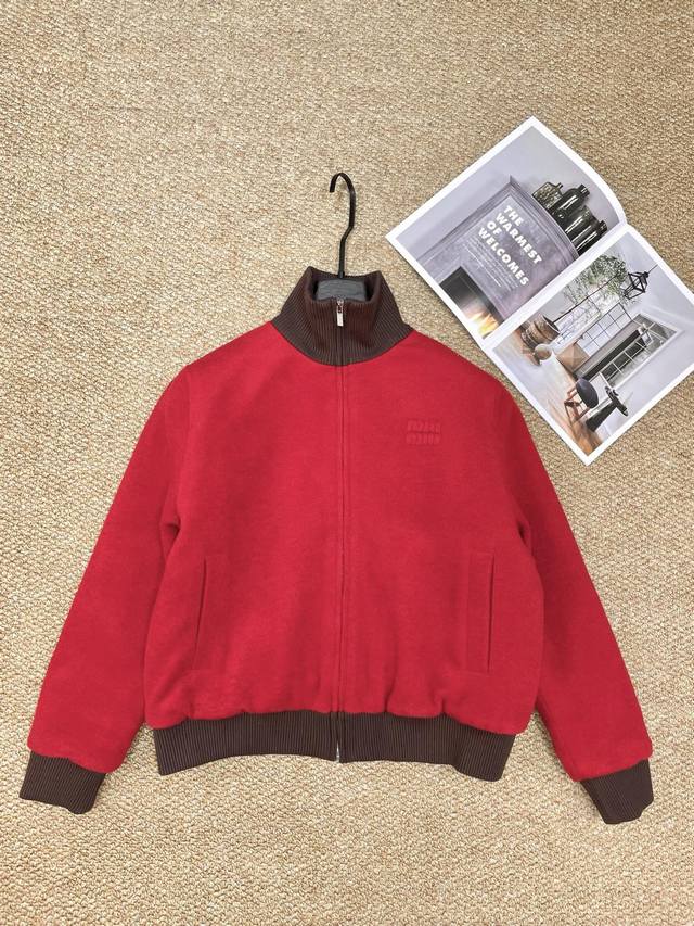 Miumiu's new jacket, this work jacket is amazing! The multi-pocket design is pra