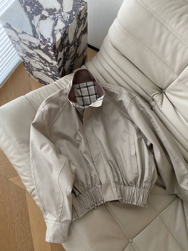 25pf Autumn and Winter Retro Jacket This jacket features a khaki cotton lining w