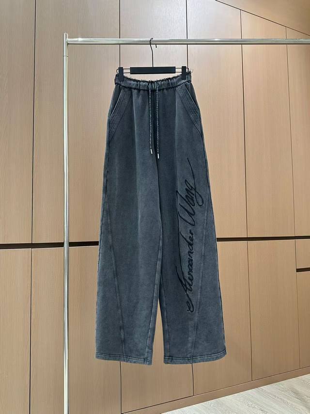 Unlock these gradient-washed sports pants for a stylish and sporty look. On the
