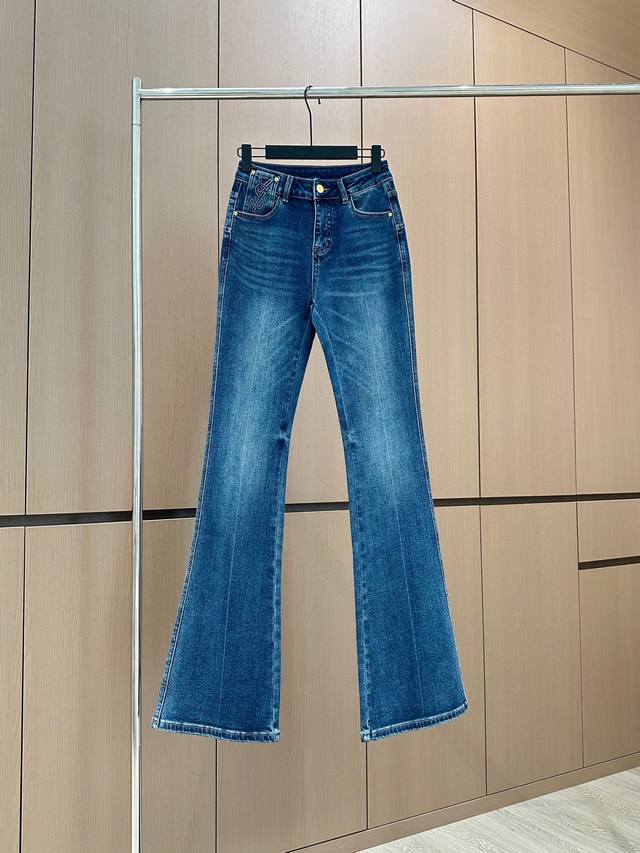 Hot item in stock Designer original | Goddess-style flared jeans This pair of je