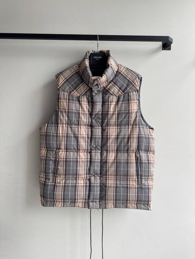 prad* 25Fw's new plaid stand-up collar down vest is lightweight and warm. Snap-b