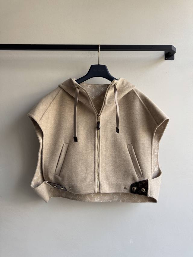 Louisvuitto* New model, double-faced wool and cashmere blend fabric, cape-style