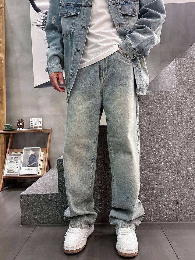 Pants, jacket: Cropped denim distressed washed trousers, exuding a high-end feel
