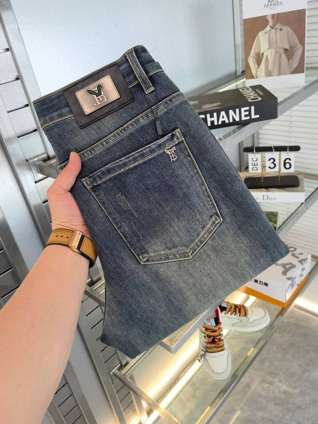 Burberry 25Ss Spring/Summer Straight Leg Jeans - A super stylish pair of jeans.