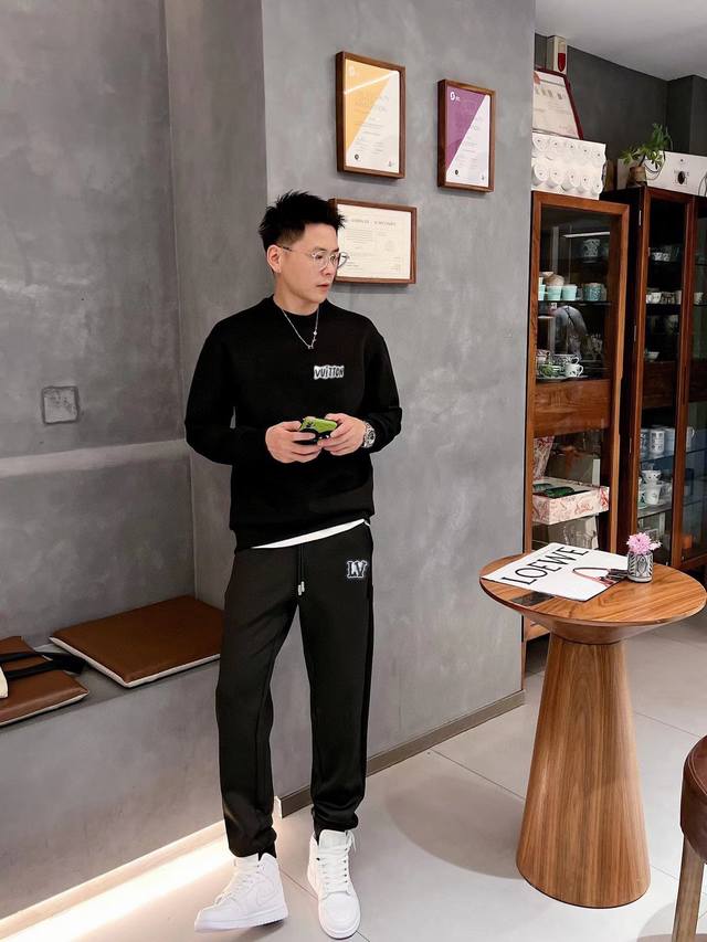 Louis Vuitton's hottest plus-size sweatshirt set is here! Focusing on official o