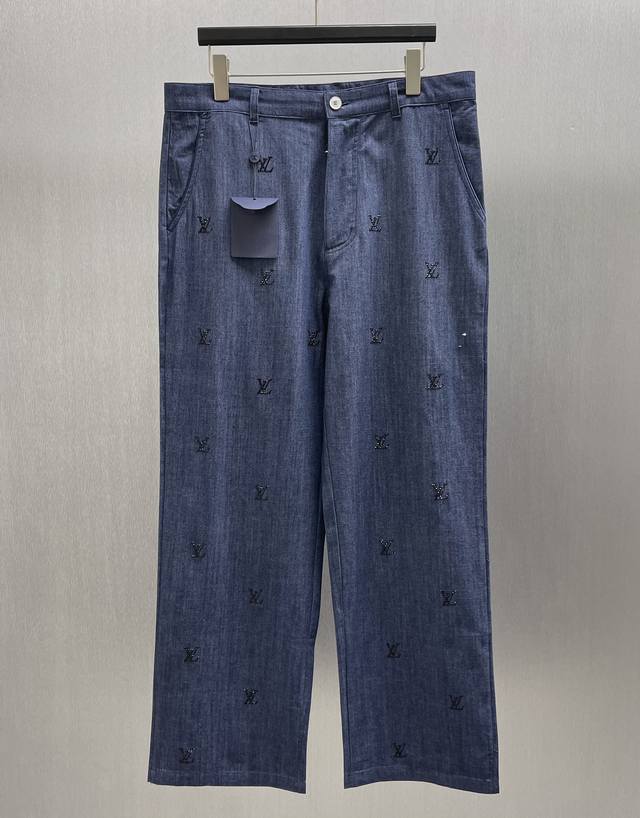 Lu Rhinestone Decorative Details Jeans (Ddd) Size: 29-32 (Ddd) These trousers ar