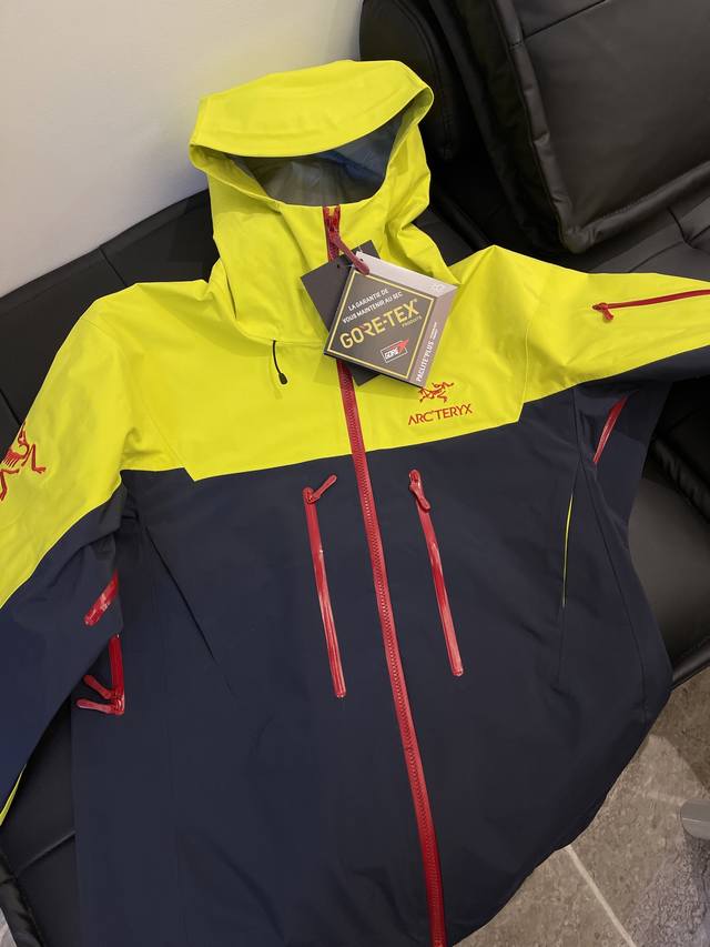 Year of the Dragon Limited Edition Details The embroidery is extremely fine! Ddd