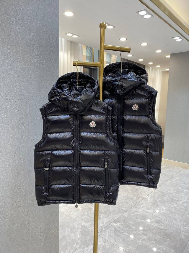 High-quality Moncler detachable hooded vest down jacket. Unisex couple style, lo