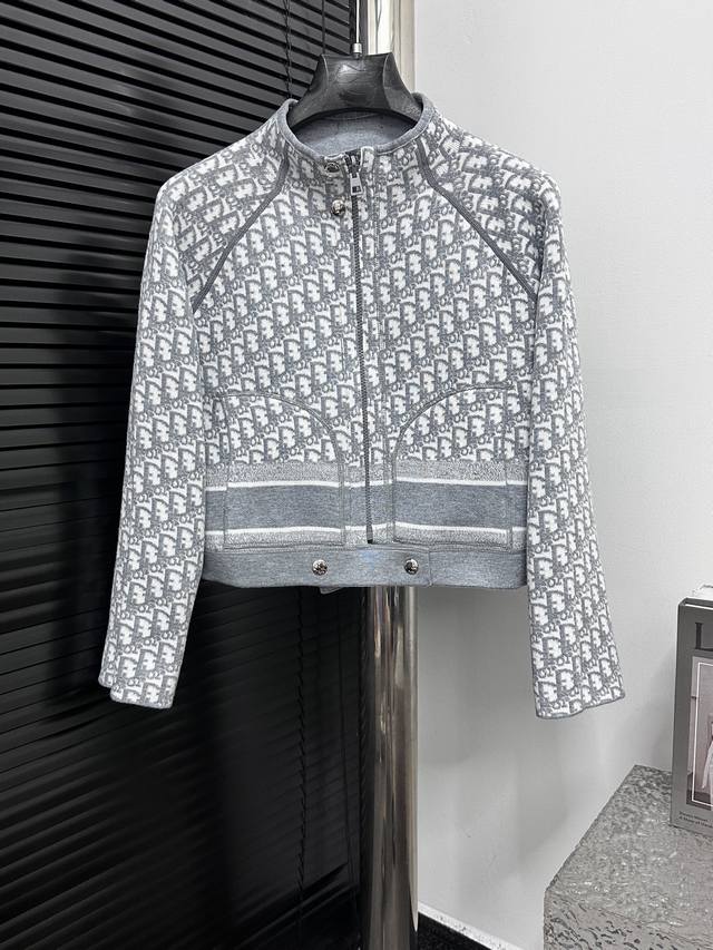 Dior Fall/Winter Reversible Cashmere Sweater (Ddd) Features an all-over jacquard