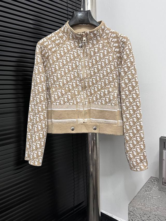 Dior Fall/Winter Reversible Cashmere Sweater (Ddd) Features an all-over jacquard