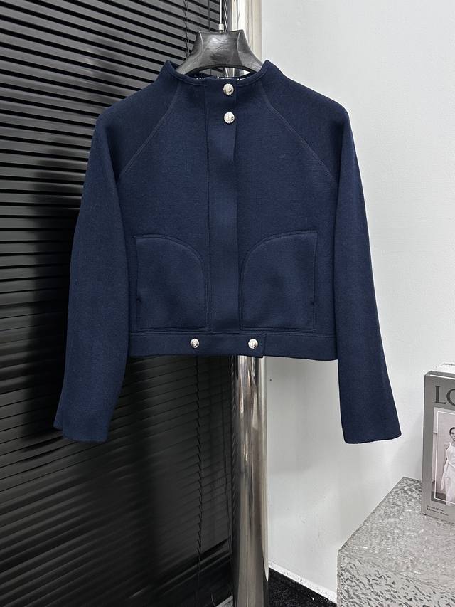 Dior Fall/Winter Reversible Cashmere Sweater (Ddd) Features an all-over jacquard