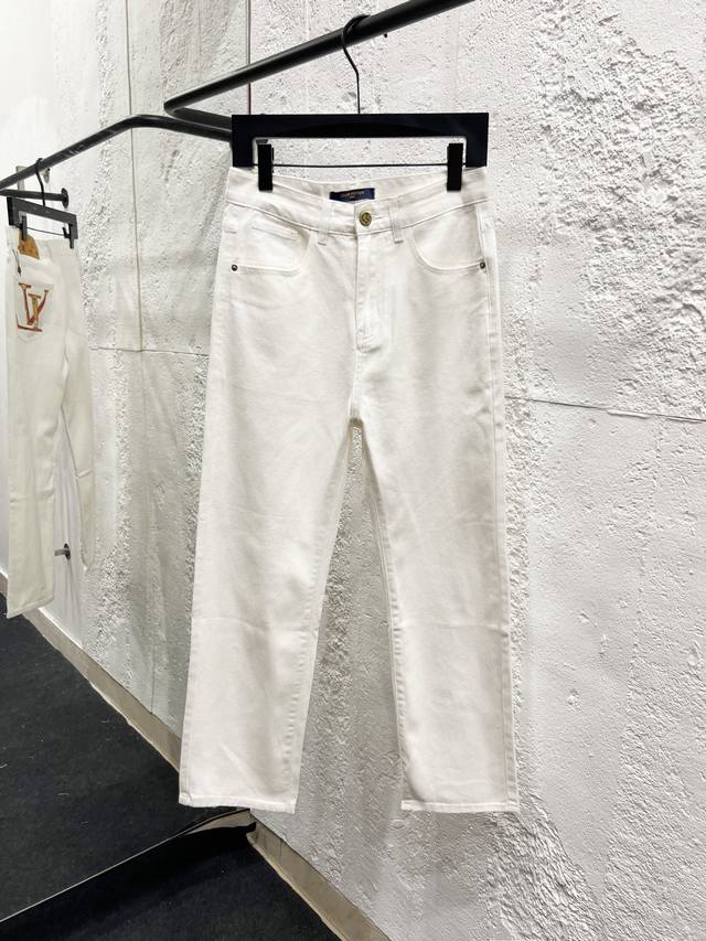 Style No.: H946 Louis Vuitton Lv 25Fw Logo Print Jeans with Back Pockets. Featur