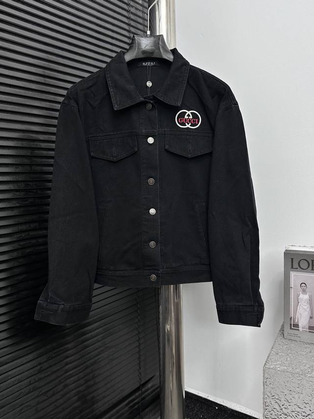 Gucci Fall/Winter New Denim Jacket (Ddd). This men's denim jacket, crafted from
