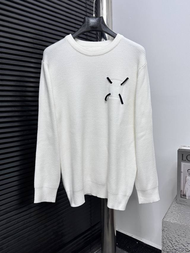 Maisonmargiela 25Ss Mm6 Four-corner logo crew neck knit sweater. Made with a spe