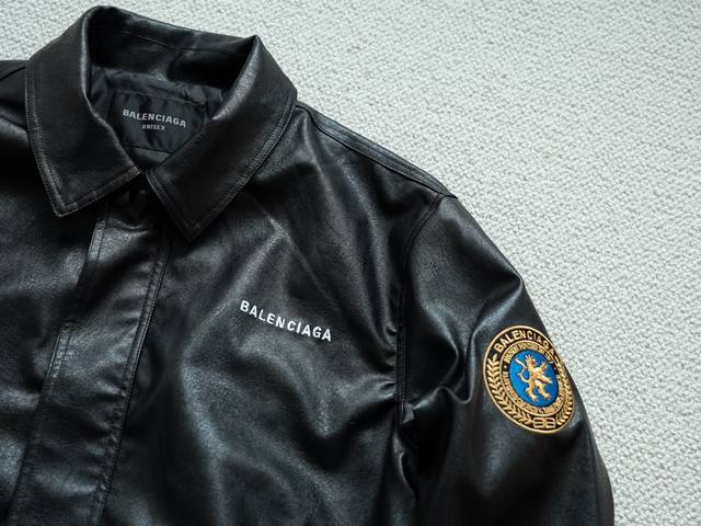 Detailed photos, real shots, perfect embroidery on accessories.