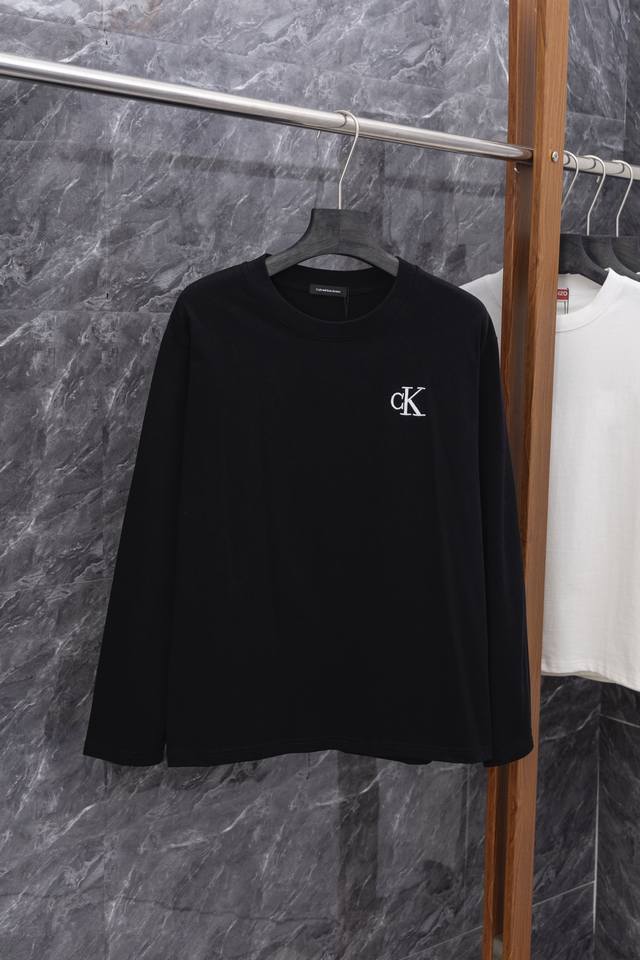 Calvin Klein Jeans CK Classic Logo Long-Sleeve T-Shirt with Steel Stamp. Made of