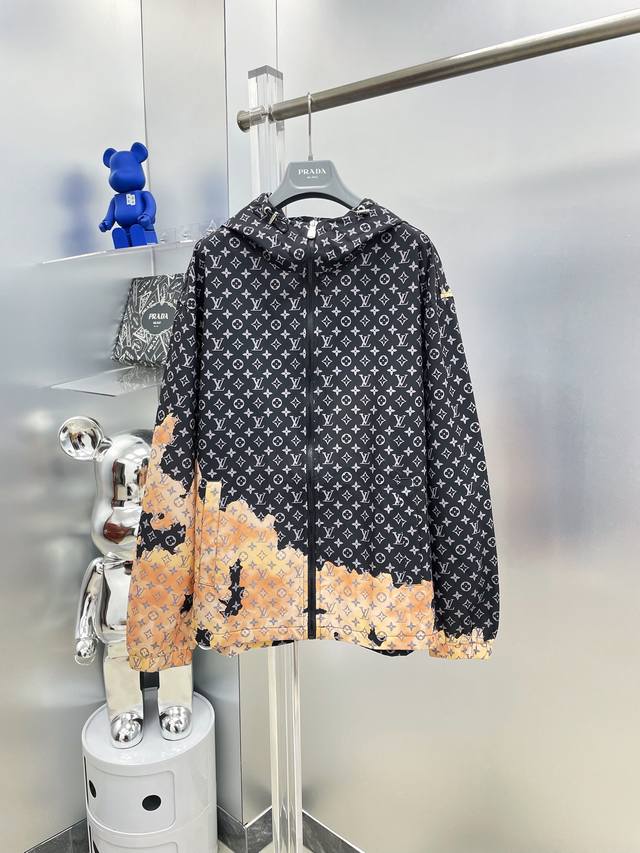 A complete Louis 2025 summer new style all-over letter print sun protection clot