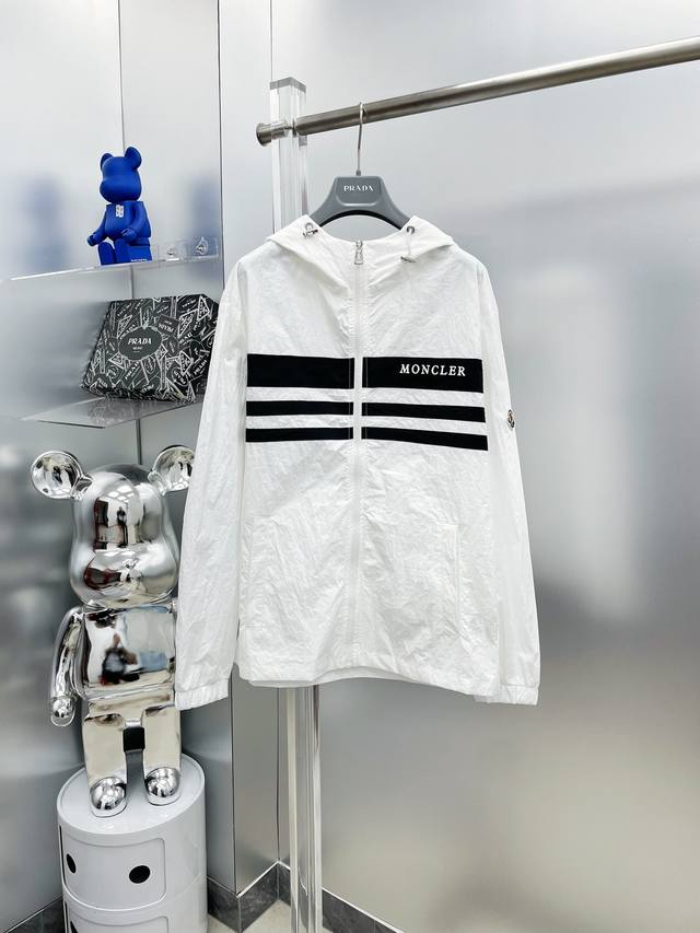 A complete Moncler 2025 Summer New Black and White Color Block Letter Print Logo