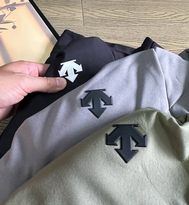 Detailed Images: Descente Silicone 3D Crossbody Training Men's Fleece-Lined Wate